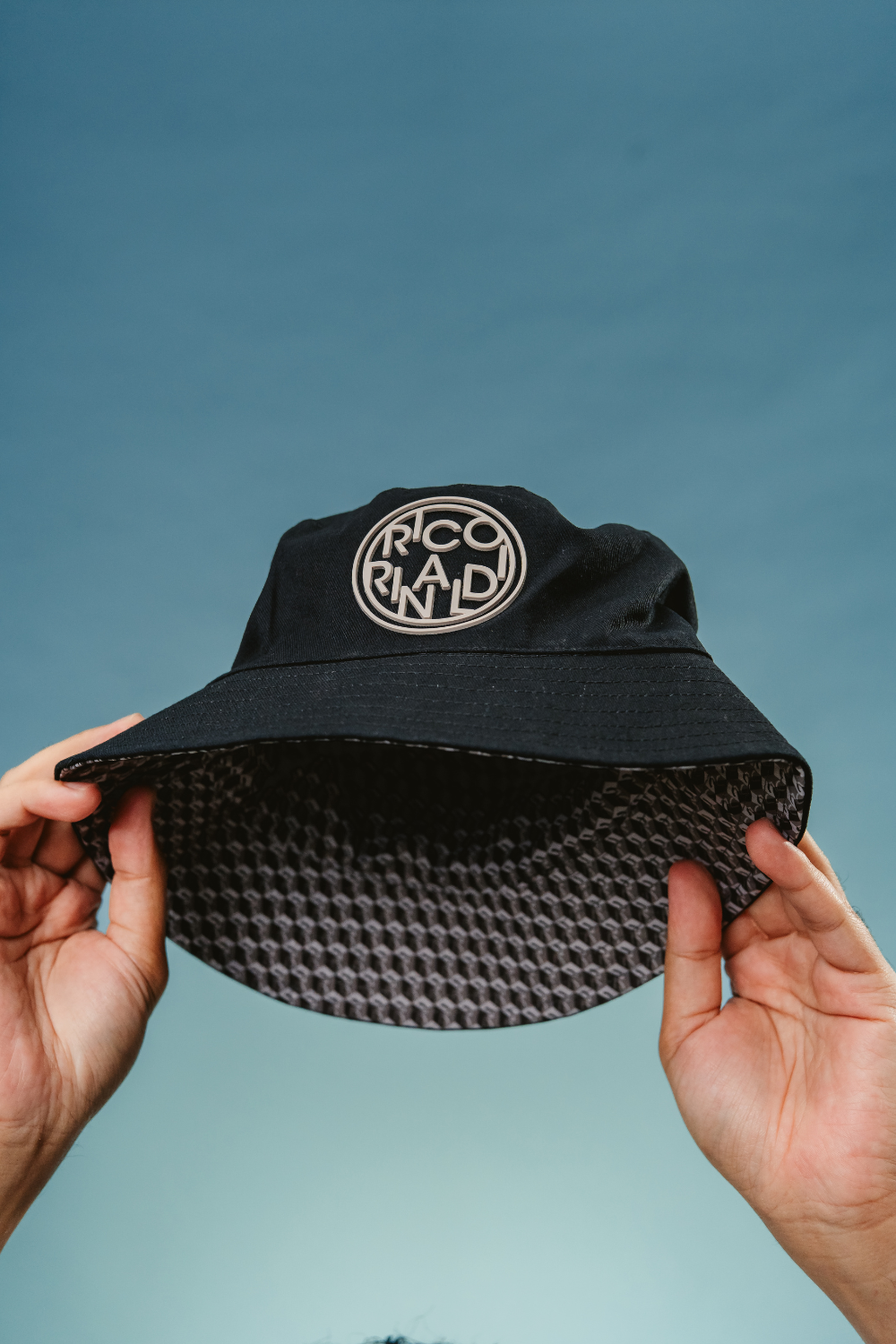 Leon Bucket Hat in Black