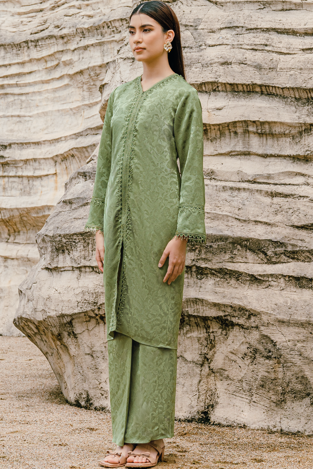 Amalis Riera Amalis Long Kurung Summeraya 2026 in Moss Green – Rico Rinaldi