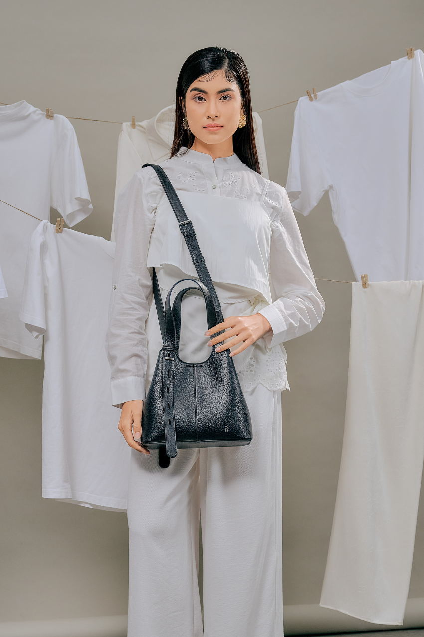 Women's everyday shoulder bag for work and travel