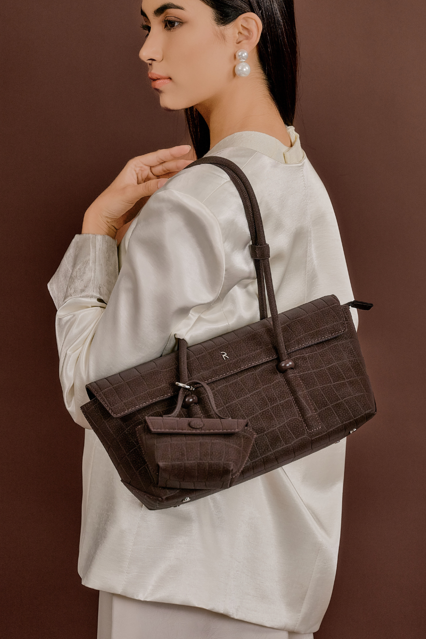 Model styling Rico Rinaldi Mendy Dark Coffee shoulder bag with spacious interior and detachable mini pouch for everyday essentials