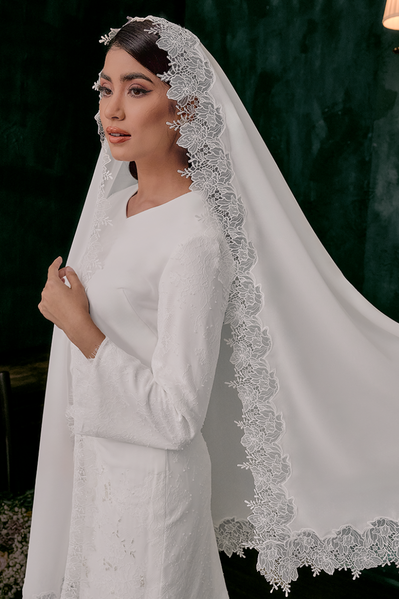 Hanni Bridal Half Moon Veil in Off White