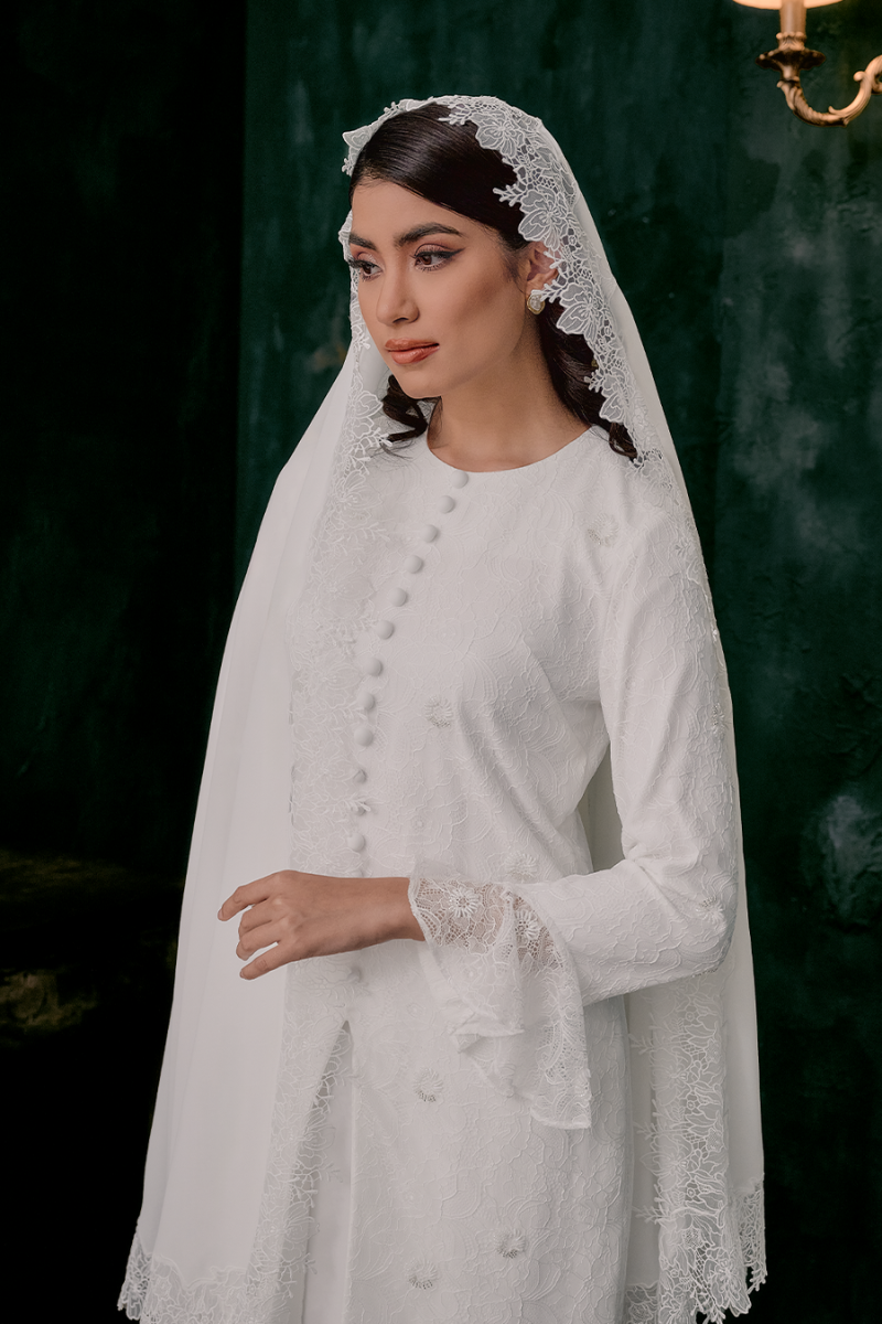 Hanni Bridal Half Moon Veil in Off White