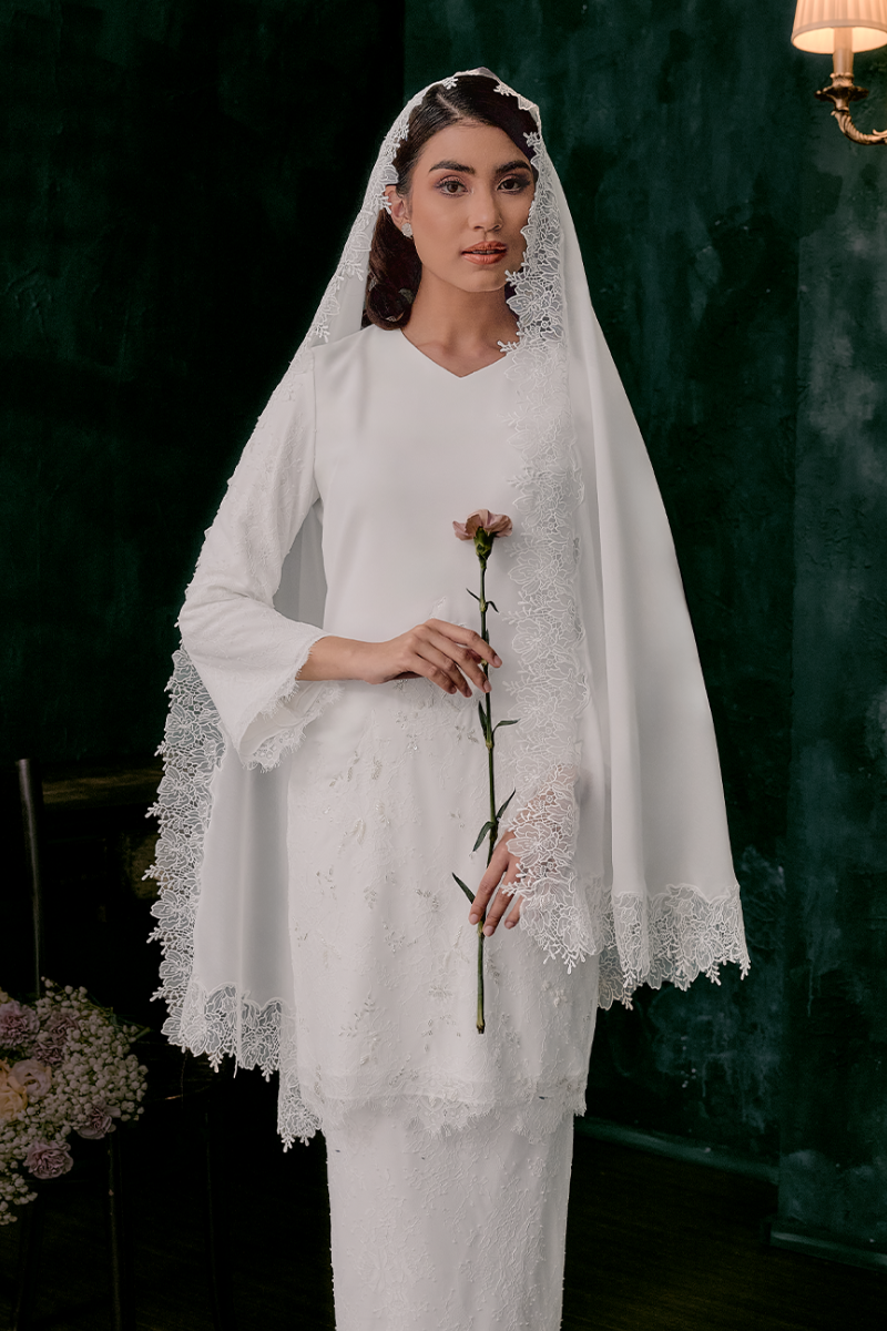 Hanni Bridal Half Moon Veil in Off White