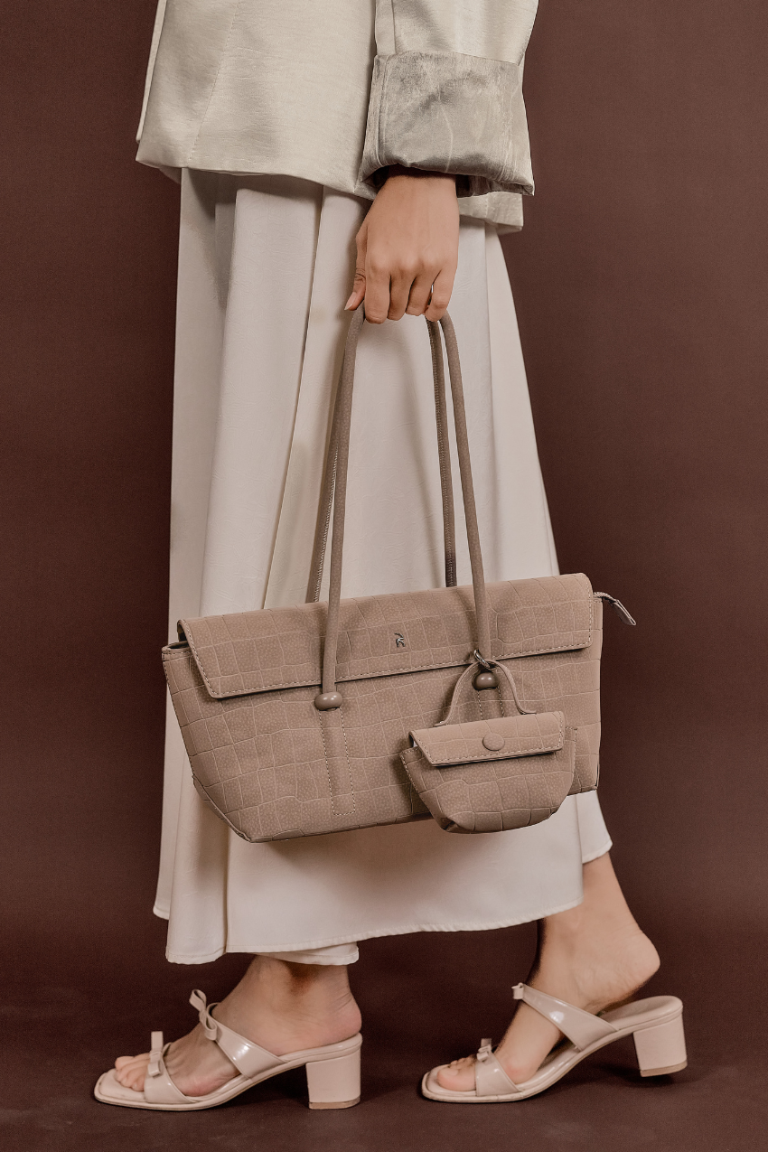 Model styling Rico Rinaldi Mendy Latte shoulder bag, premium women's work handbag with detachable mini pouch and secure zip closure