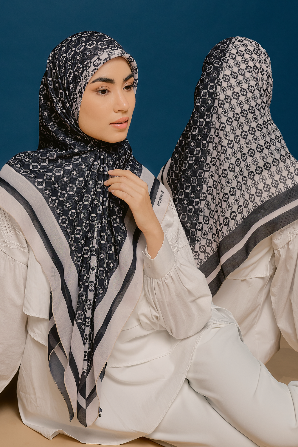 Nuura Scarve in Monochrome