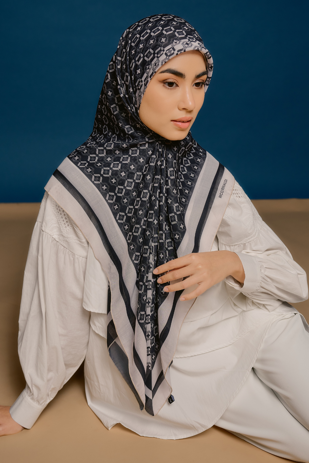 Nuura Scarve in Monochrome