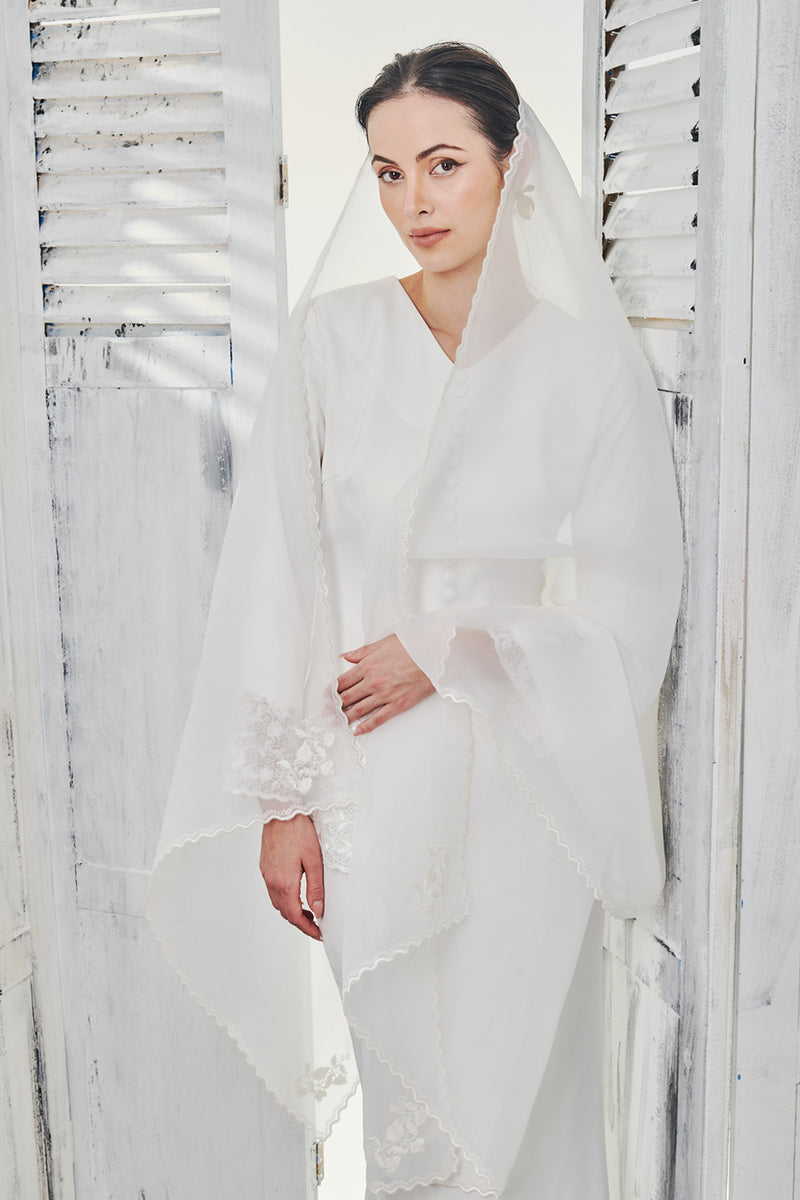 Organdy Selendang Sulam in Off White – Rico Rinaldi