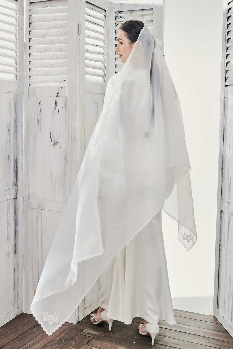 Organdy Selendang Sulam in Off White – Rico Rinaldi